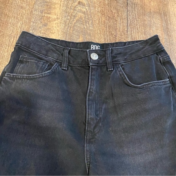 Urban Outfitters BDG Mom High Waisted Tapered Black Jeans Size 27W 32L - Picture 2 of 10